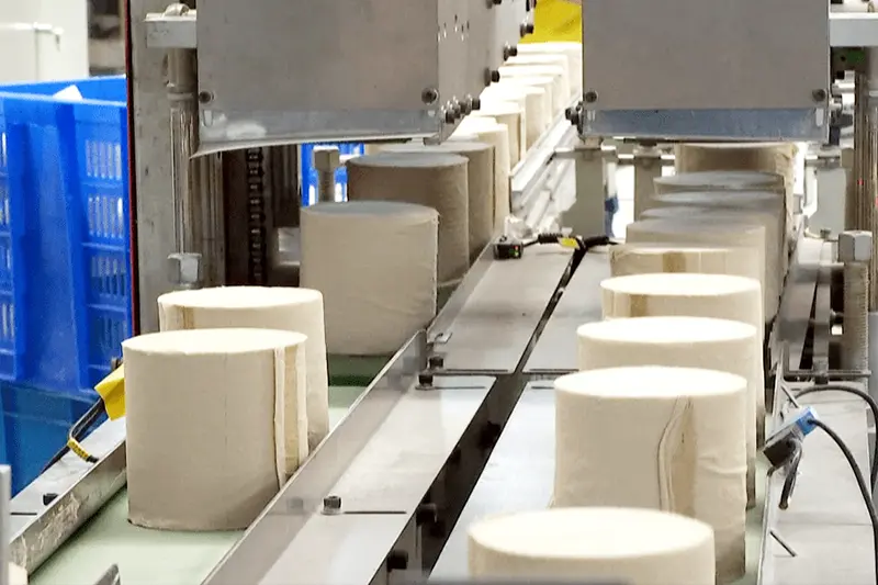 How do you determine the extent of wear on a conveyor belt?