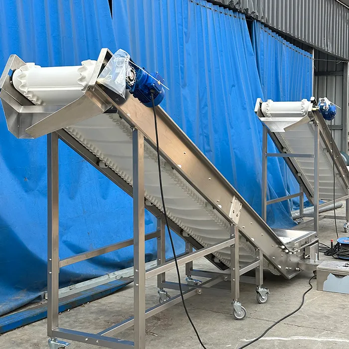 Baffle belt elevator with customized material retaining sections