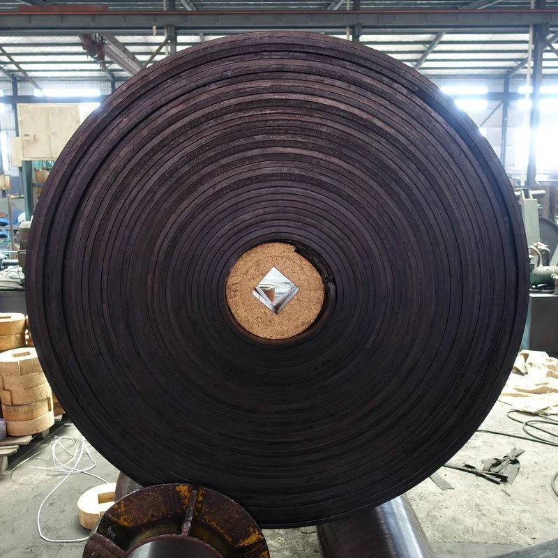 Rubber conveyor belt construction and surface